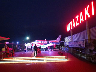 たたかい済んで陽が暮れて、マターリとたたずむ展望デッキ＠RJFM-Miyazaki Airport
